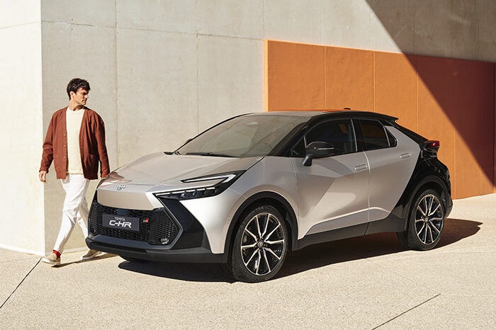 Nouveau Toyota C-HR gris et noir avec homme marchant à côté