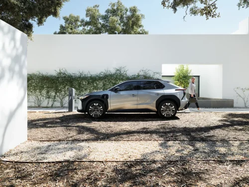 Voiture électrique bZ4X qui charge sur une borne de recharge