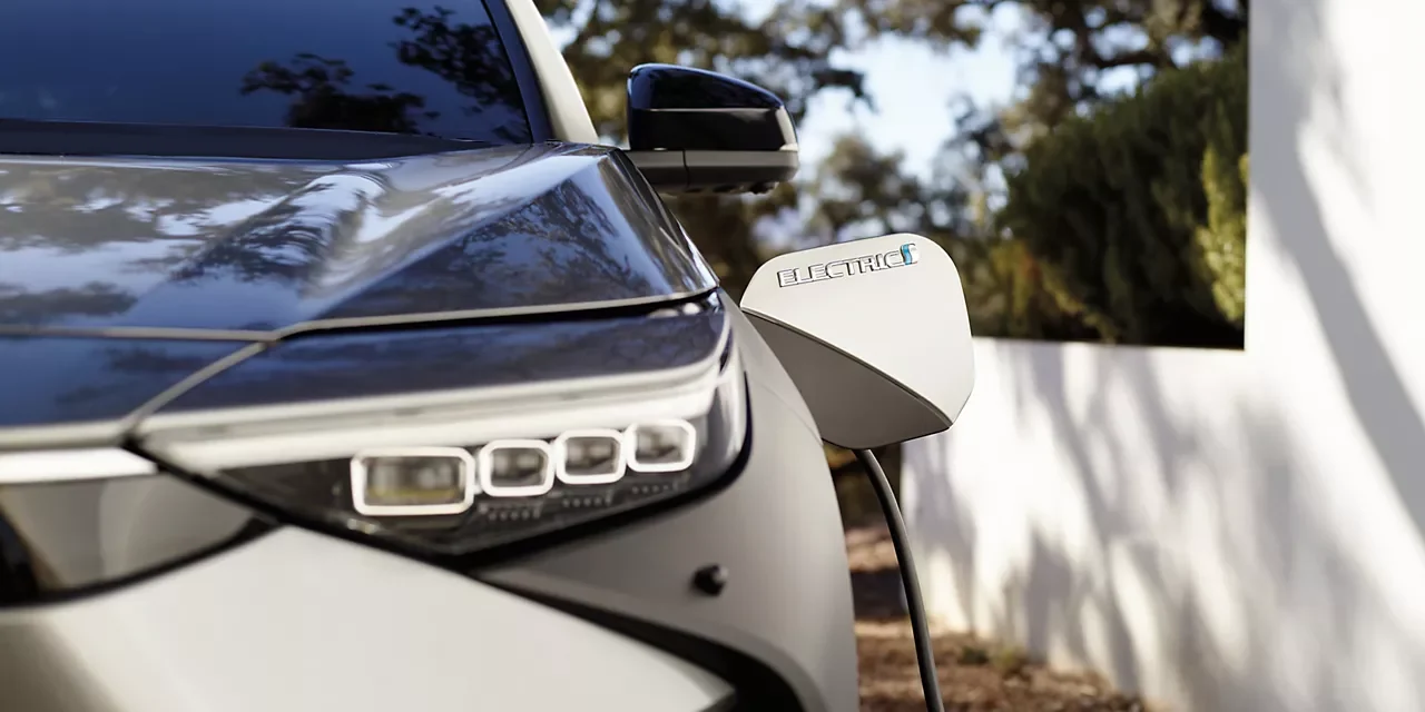 bZ4X_recharge Voiture électrique Toyota bZ4X qui charge