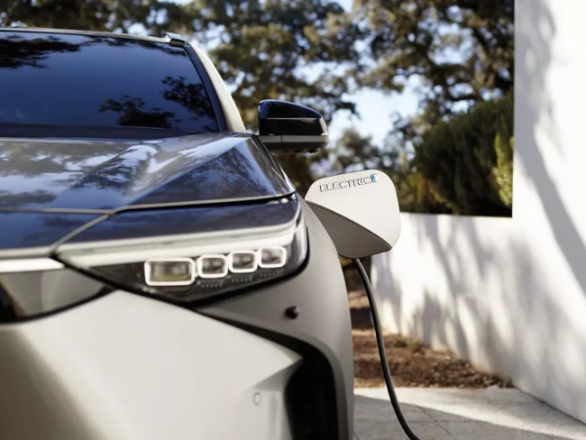 Voiture électrique Toyota bZ4X qui charge