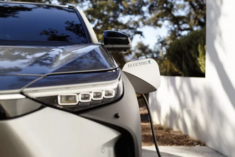Voiture électrique Toyota bZ4X qui charge