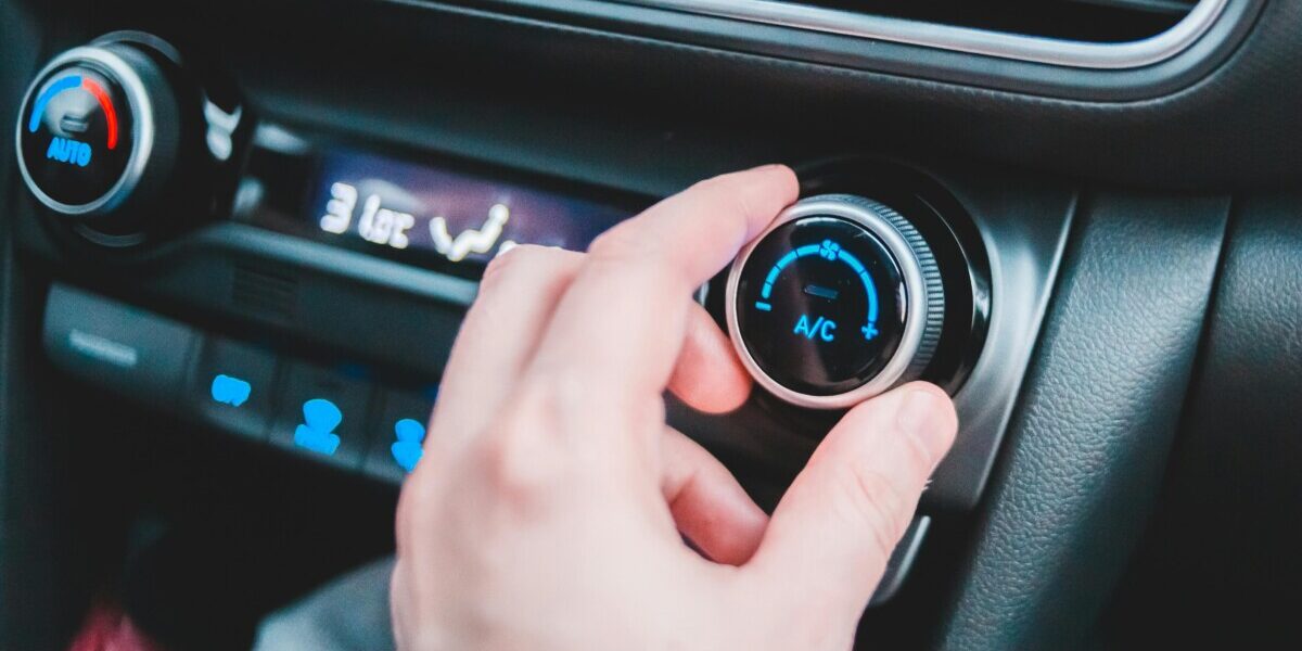 voiture-climatisation Main d'homme qui règle le bouton de climatisation de sa voiture
