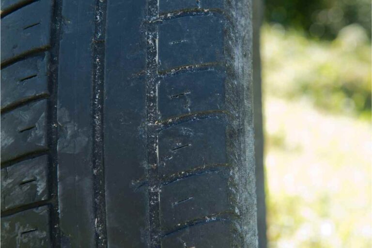 Détail d'un pneu usé