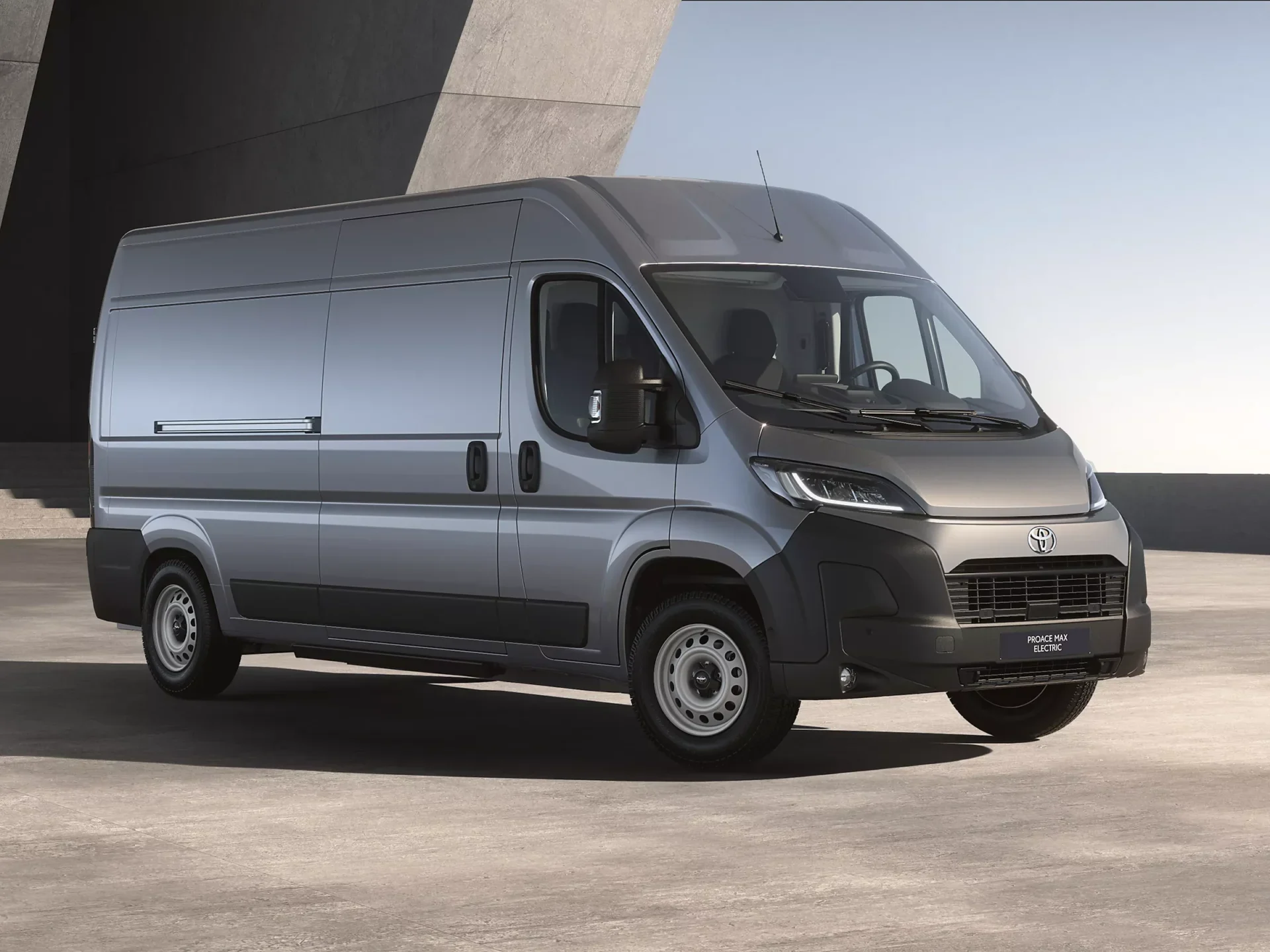 Toyota Proace Max gris garé dans un environnement industriel
