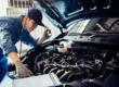 Contrôle technique d'une voiture par un mécanicien qui vérifier le moteur