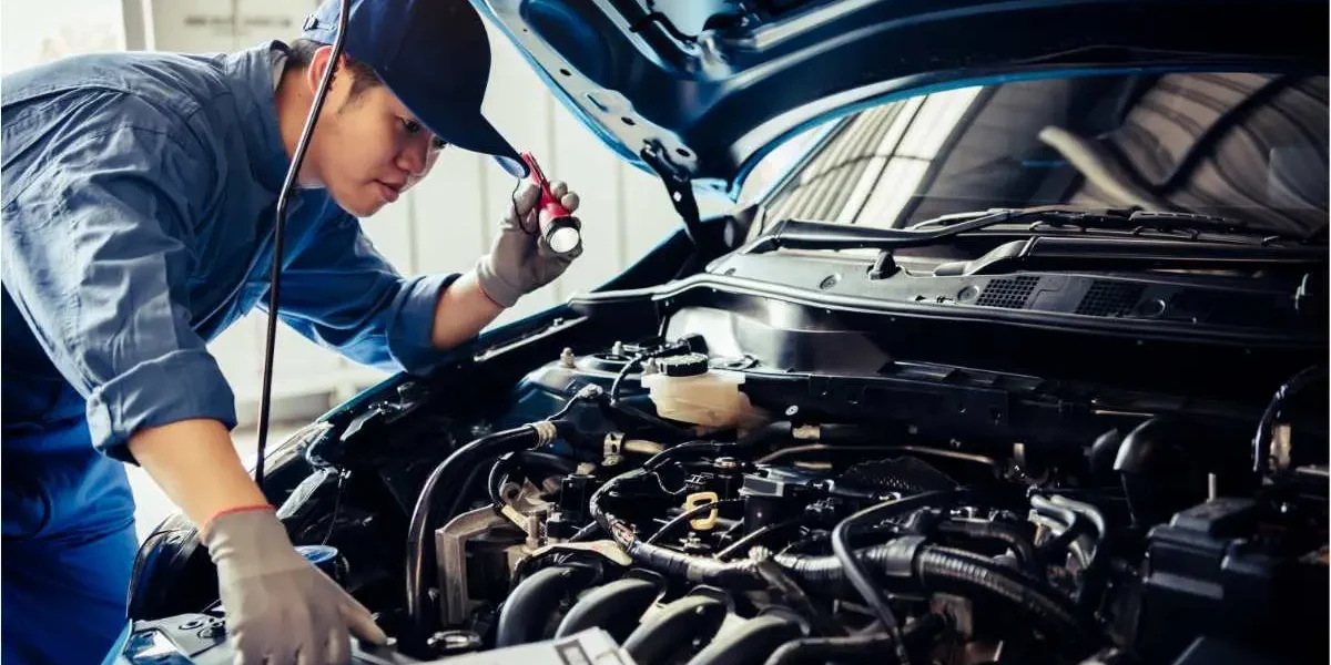controle-technique-mecanicien Contrôle technique d'une voiture par un mécanicien qui vérifier le moteur