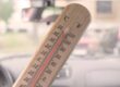 Thermomètre qui affiche 49°C dans l'habitacle d'une voiture en été